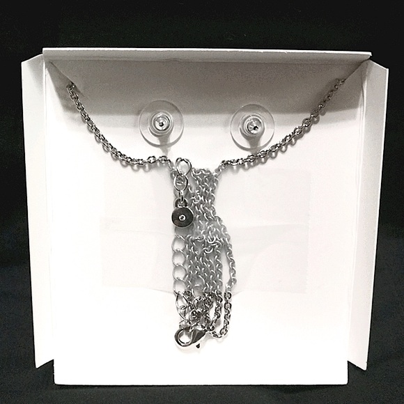 ✝️ NWOT Silver cross necklace with scrolling design and earring set. - Picture 4 of 6